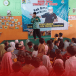 kak bimo sedang berkisah di depan anak-anak TKIT Mutiara hati klampok