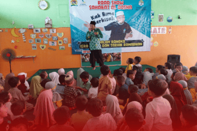 kak bimo sedang berkisah di depan anak-anak TKIT Mutiara hati klampok